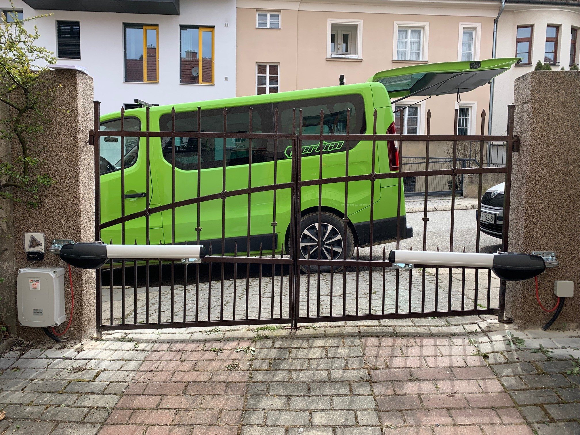 Dvoukřídlá vjezdová brána s pohony